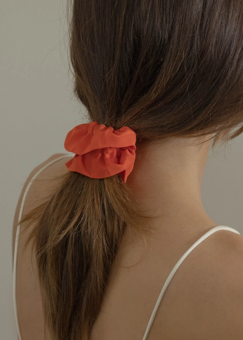 Load image into Gallery viewer, SILK SCRUNCHIE SMALL RED
